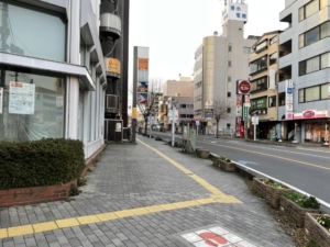 交差点を渡ったらまっすぐ進みます